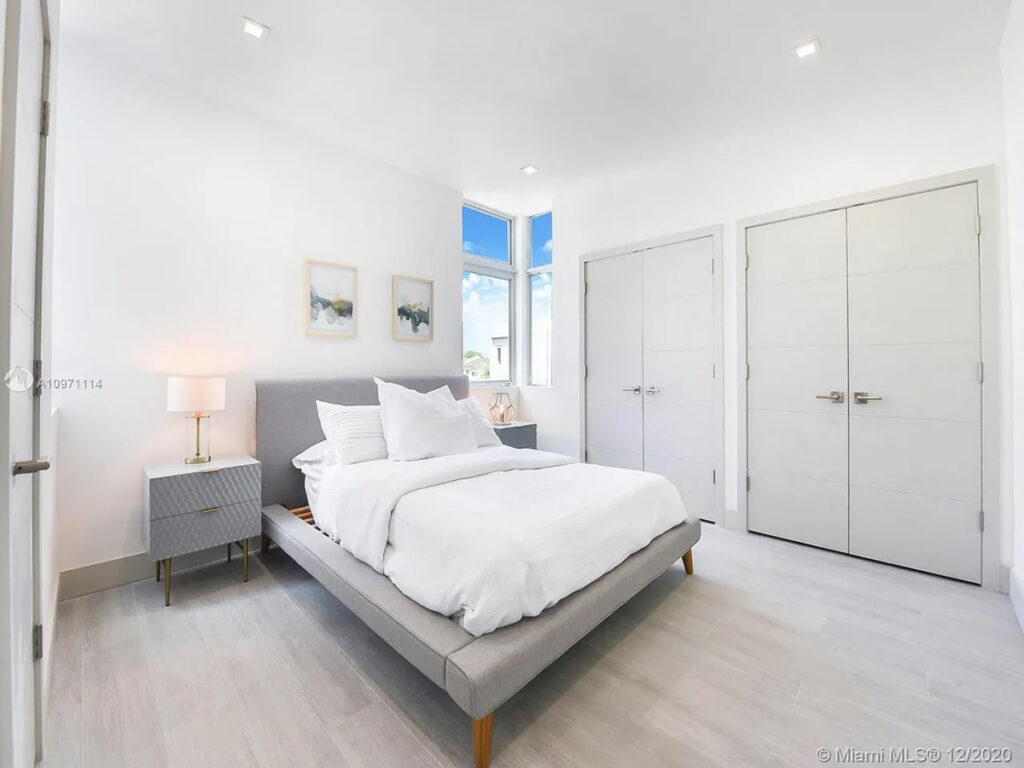 Habitat in the Grove | Coconut Grove, FL.
3 stories each building
8 units per building
2 separate buildings,
12,314 SF per building